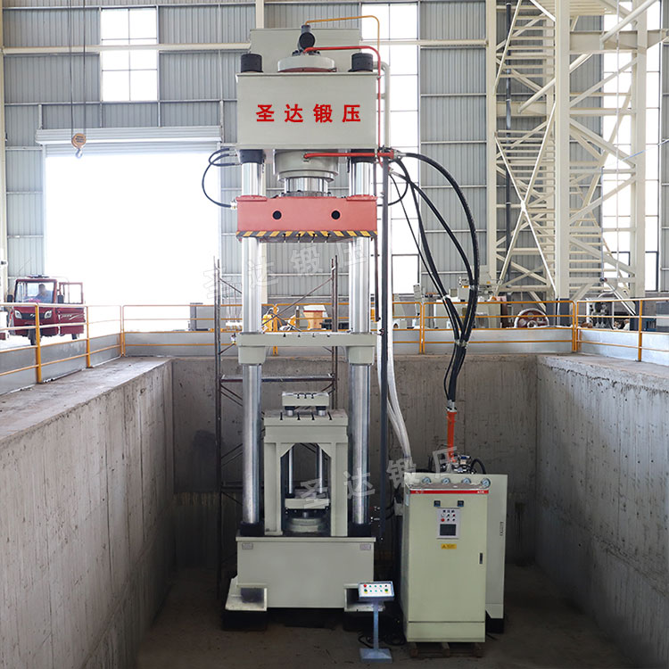 800噸四梁四柱液壓機(jī)車(chē)間實(shí)物