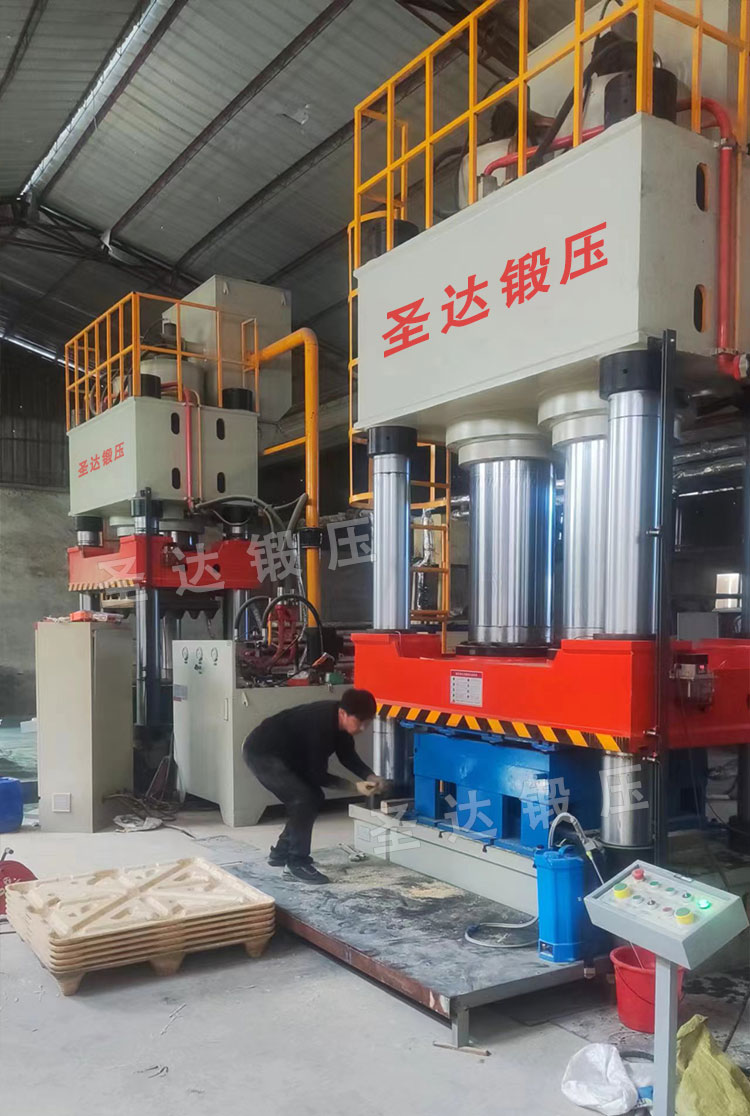 1250噸木屑托盤成型液壓機車間現(xiàn)場 1250噸木屑托盤成型液壓機車間現(xiàn)場