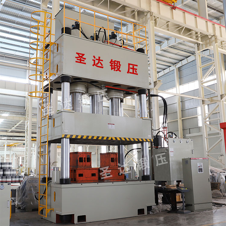 1500噸四柱三梁液壓機(jī) 1500噸四柱三梁液壓機(jī)