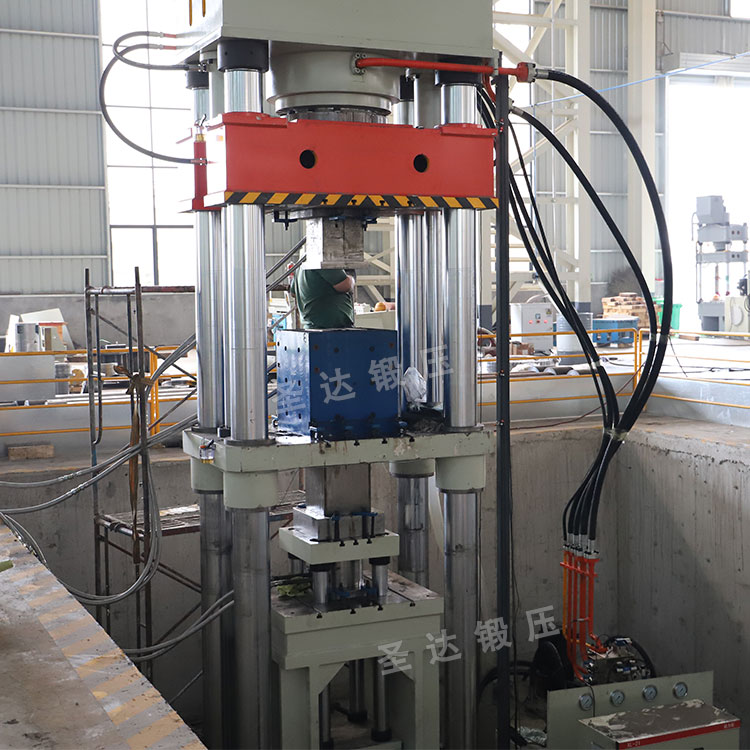 800噸四梁四柱液壓機(jī)車(chē)間調(diào)試