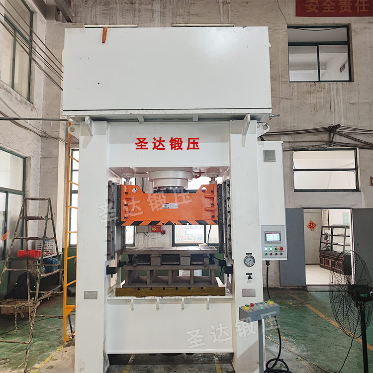 315噸框架式液壓機(jī)現(xiàn)場(chǎng) 315噸框架式液壓機(jī)現(xiàn)場(chǎng)